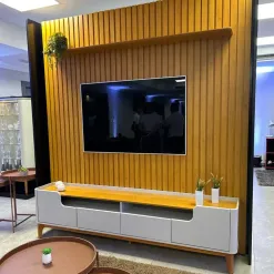 Rack Flip Com Painel Supremo 4 Portas Para TV Ate 85 Polegadas Patrimar Off White Cinamomo Foto Real