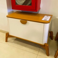 Mesa De Cabeceira Buriti Com 1 Porta E Pes De Madeira Macica JB Bechara Foto Real