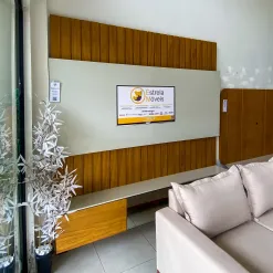 Painel Soberano 230cm Para TV Ate 85 Polegadas Ripado Com LED E Vidro Reflecta Gelius Foto Real