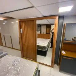 Guarda Roupa Lugano Casal Com Espelho Ripado 2 Portas 4 Gavetas Europa Foto Real