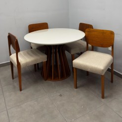 Mesa De Jantar Ilheus Redonda 110cm Com 4 Cadeiras Barcelona Em Linho Madeira Lj Moveis 81990