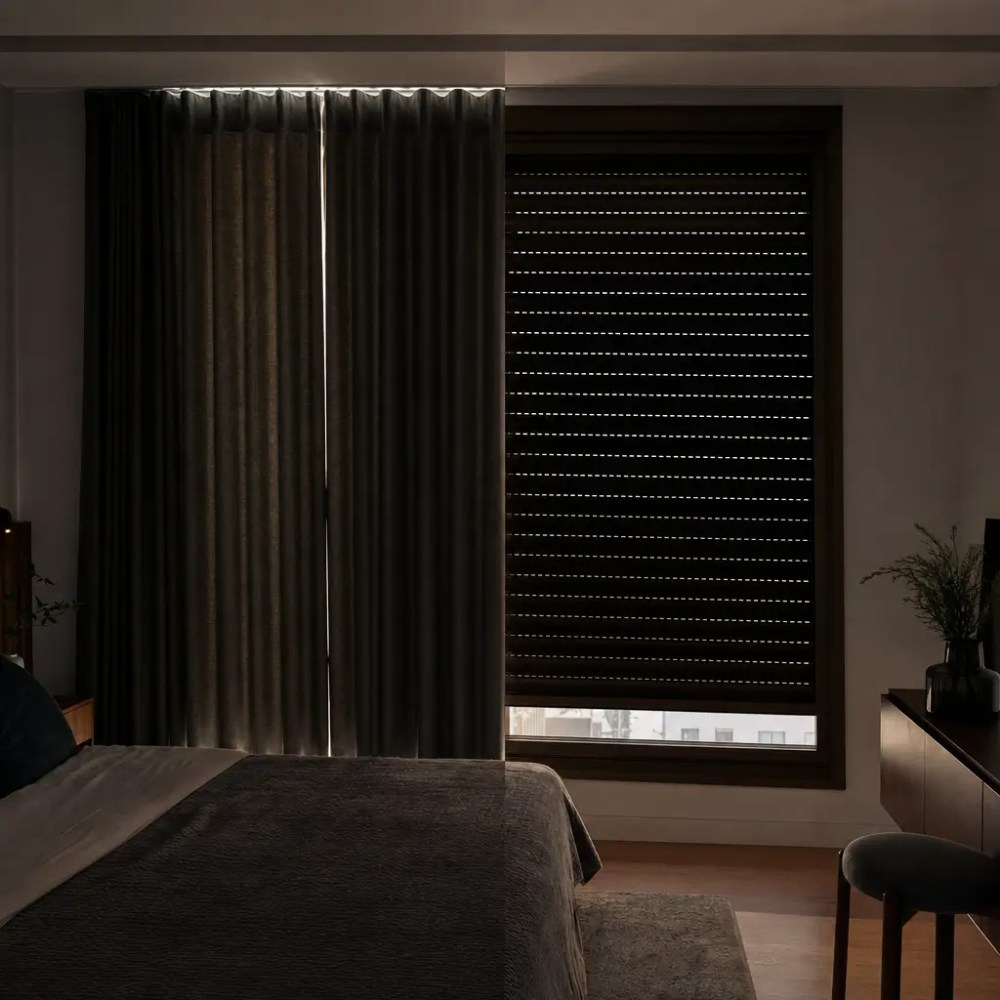 Cortina x persiana: qual escurece mais no quarto, persiana fechada e cortina escura no quarto